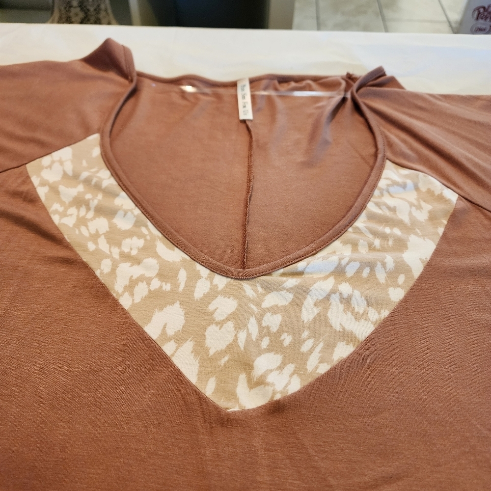 WOMEN'S PLUS SIZE 6X ANIMAL PRINT RUFFLED HEM TOP, NWOT - Picture 3 of 12